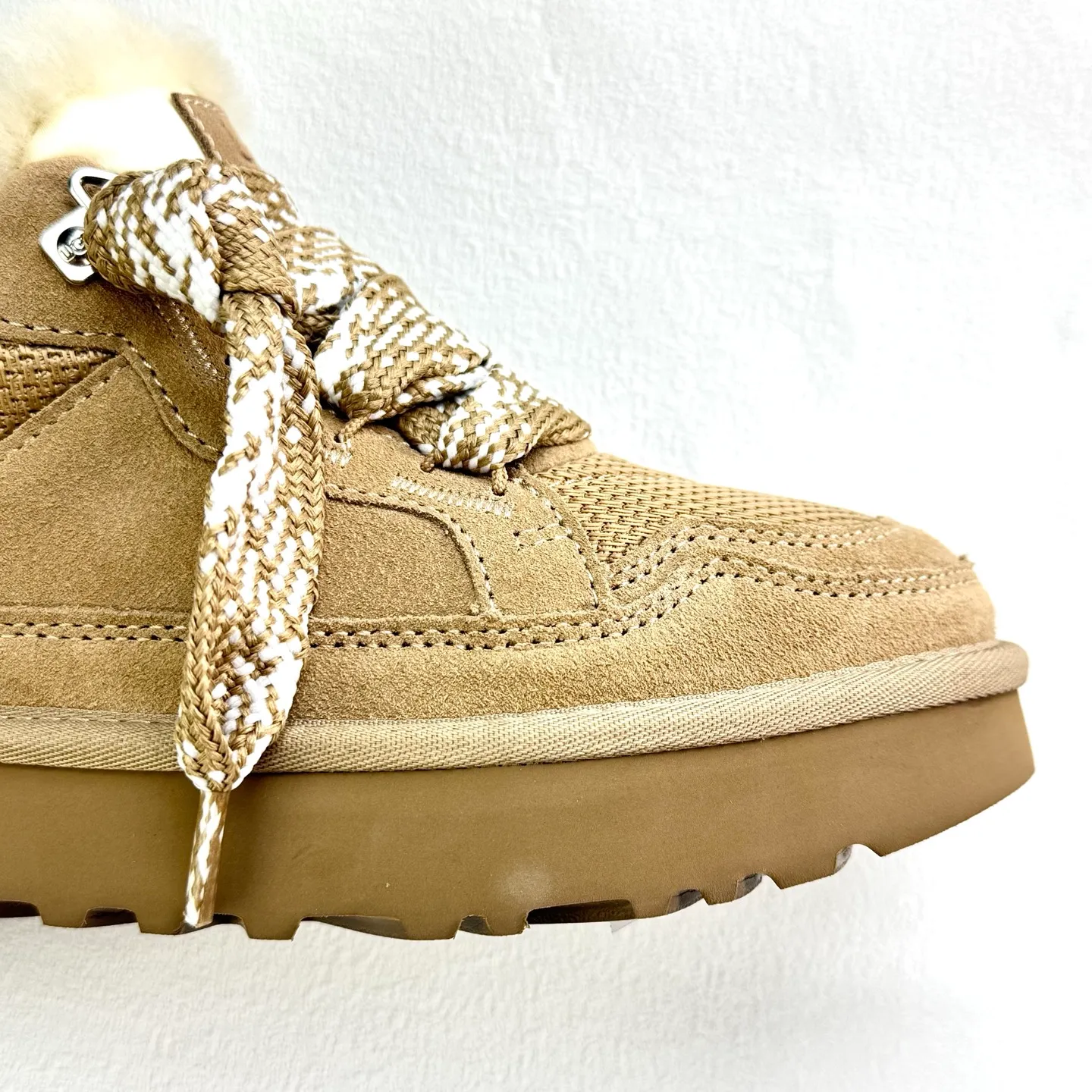 Local 💰600 supports stocking. Platform operation #UGG｜Low top 4032 Mel casual shoes, upper design, recycled ballistic canvas mesh, high-quality suede upper, two-color flat shoelaces. The inner material of the shoe is made of Longfeng sheep fur. The fur lining keeps warm and locks in temperature. The sole material is comfortable Treadlite by #UGG #EVA. Light wing outsole. Size: 35 36 37 38 39 40